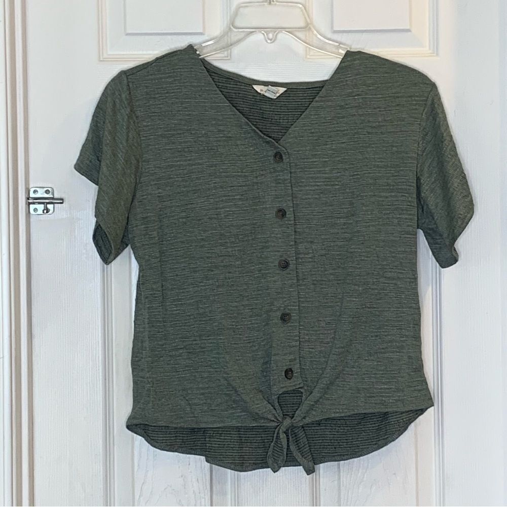 Weatherproof Vintage Olive Green Top with Tie Front Size Medium